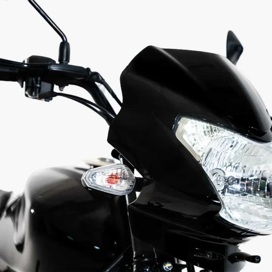 Detalhe do farol e da carenagem frontal da Mottu Sport ESD 2025 com seta e guidao